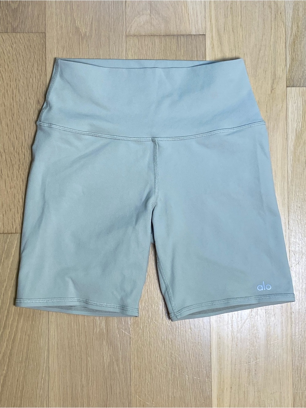 ALO YOGA 7" Airbrush High-Waist Biker Shorts Limestone Sage Gray Green Small